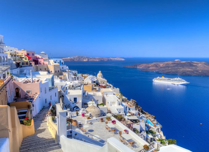 Kayak: Αντί για Αθήνα, φέτος επιλέξτε Σαντορίνη!