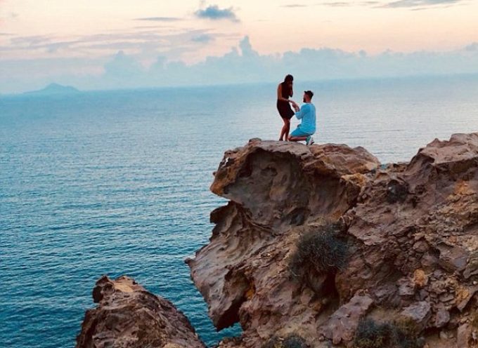 Η viral φωτογραφία στη Σαντορίνη – Το ζευγάρι που ψάχνει όλο το Twitter