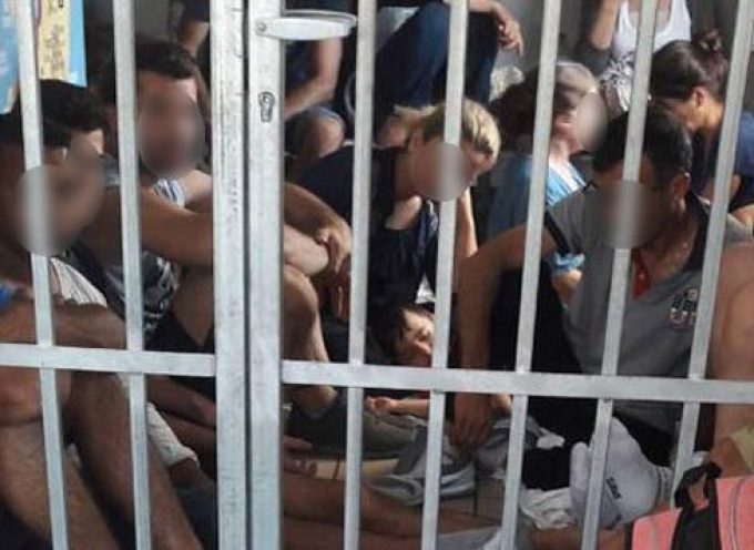Εικόνες ντροπής στο αστυνομικό τμήμα Σαντορίνης – Άνθρωποι στοιβαγμένοι ο ένας πάνω στον άλλο