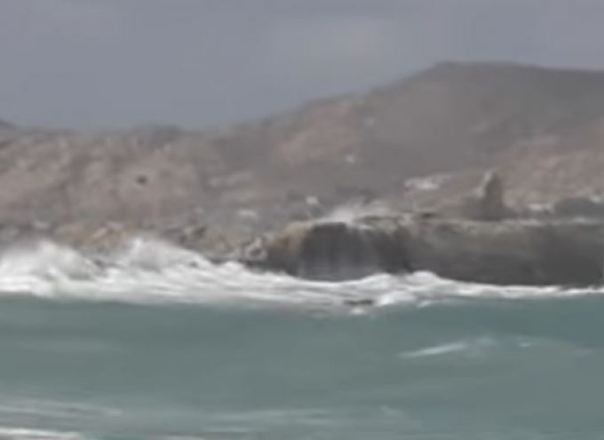 Πρωτοφανή κύματα – μαμούθ σαρώνουν τις ακτές της Πάρου! (Βίντεο)