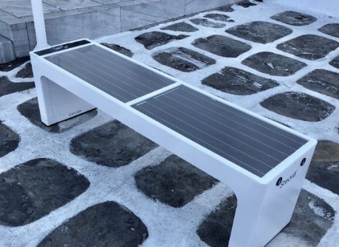Ο Δήμος Μυκόνου τοποθέτησε «ηλιακά παγκάκια» που μετατρέπουν την ηλιακή ενέργεια σε ηλεκτρική