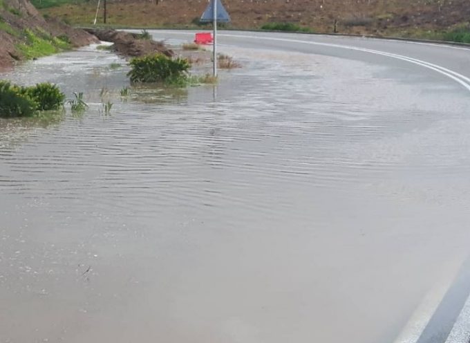 ΕΚΤΑΚΤΟ: Κλειστοί δρόμοι στη Σαντορίνη λόγω έντονων καιρικών φαινομένων