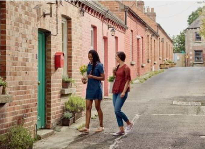 Airbnb: Πάνω από τους μισούς ιδιοκτήτες σπιτιών είναι γυναίκες