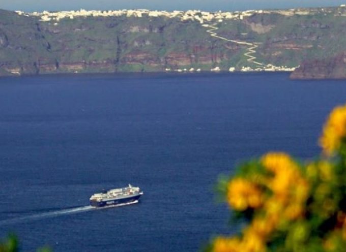 Η ανοιξιάτικη Σαντορίνη όπως την κατέγραψε ο φωτογράφος Τάσος Τσουκαλάς