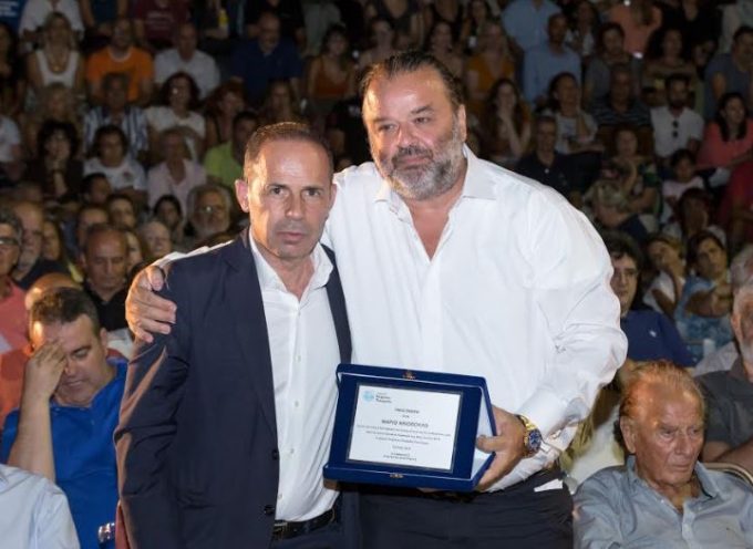O Μάριος Ηλιόπουλος βραβεύεται για τη συνολική προσφορά του στους πληγέντες της εθνικής τραγωδίας στο Μάτι