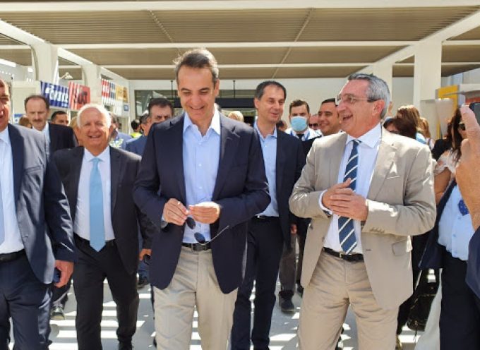 Στη Σαντορίνη ο Έλληνας Πρωθυπουργός – Η υποδοχή στο αεροδρόμιο και η επίσκεψη στο Γενικό Νοσοκομείο Θήρας (Φωτογραφίες)