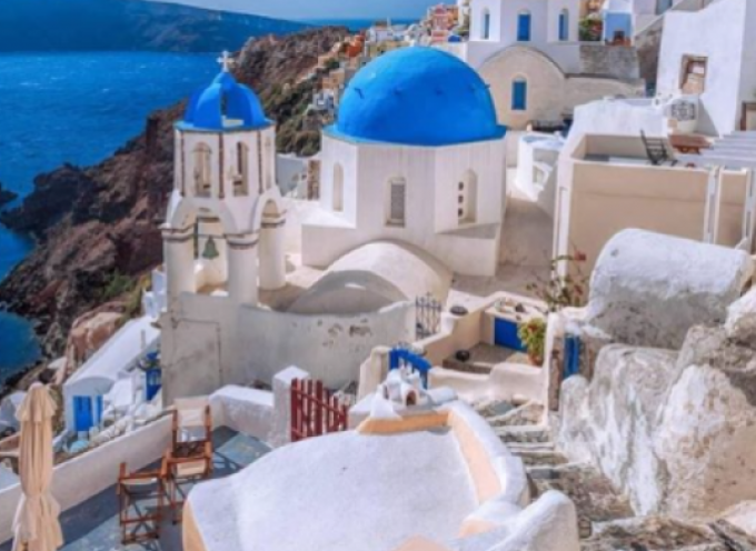 14 ελληνικά νησιά αποθεώνει η Daily Mail. Η Σαντορίνη πρώτη στη λίστα