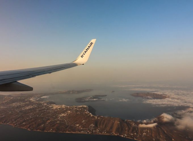 Η Ryanair ξεκινά δύο επί πλέον πτήσεις από Βρετανία προς Σαντορίνη