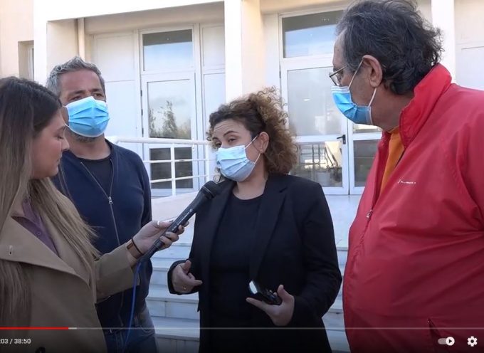 BINTEO: Η Γ.Δίελα μιλά με εκπροσώπους Σωματείων έξω από το Γ.Νοσοκομείο Σαντορίνης