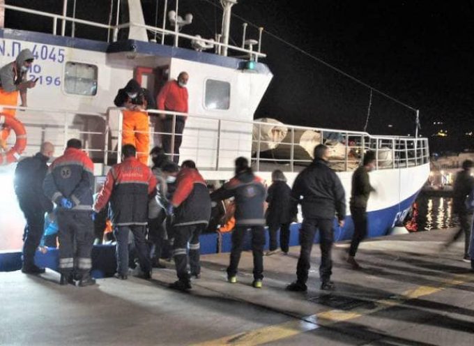 Πάρος: Σε δομή φιλοξενίας οι μετανάστες που διασώθηκαν από το πολύνεκρο ναυάγιο