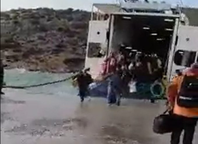 Ο Θρυλικός Σκοπελίτης με θαλασσοταραχή αποβιβάζει τους επιβάτες του στη Σχοινούσα-