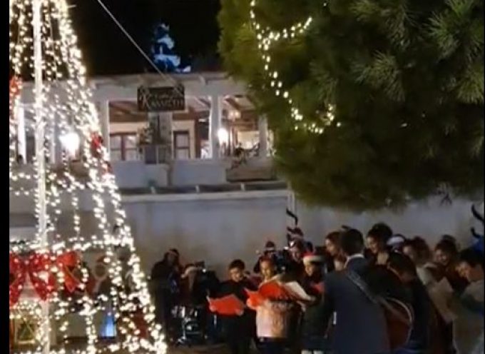 ΒΙΝΤΕΟ: Με την συνοδεία της μπάντας  και της χορωδίας της Εστίας Πύργου, φωταγωγήθηκε στην πλατεία του χωριού το Χριστουγεννιάτικο δέντρο του Πύργου.