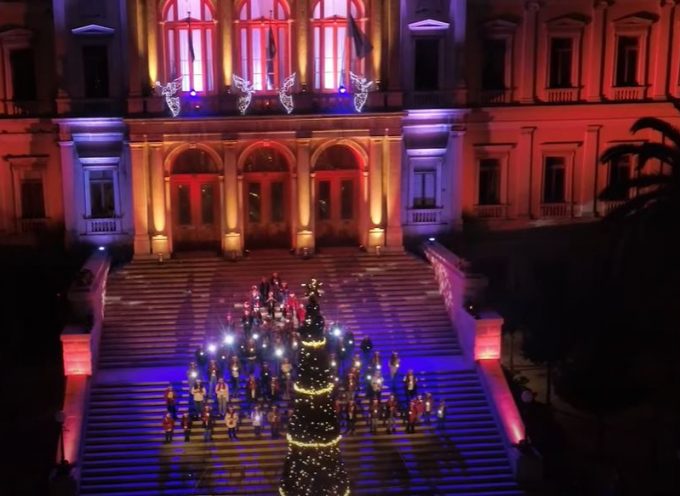 ΒΙΝΤΕΟ: Άναψε το Χριστουγεννιάτικο δέντρο του και ο Δήμος Σύρου Ερμούπολης