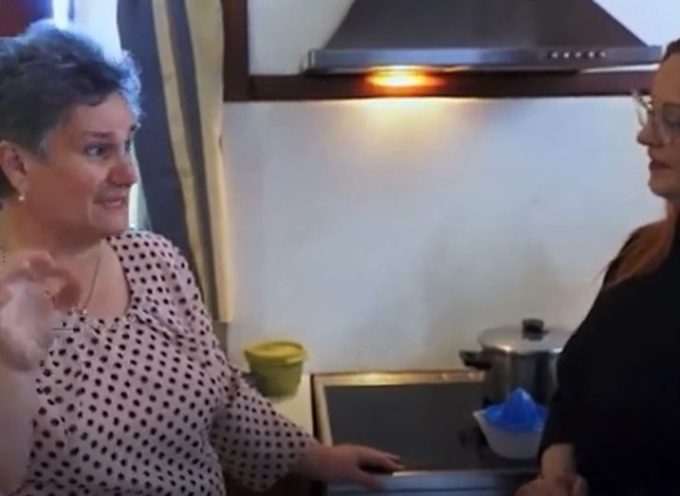 ΒΙΝΤΕΟ: Η κ. Μ.Πελεκάνου φτιάχνει ψευτοκεφτέδες και γιαπράκια για την εκπομπή της Μαρίας Πρασίνου