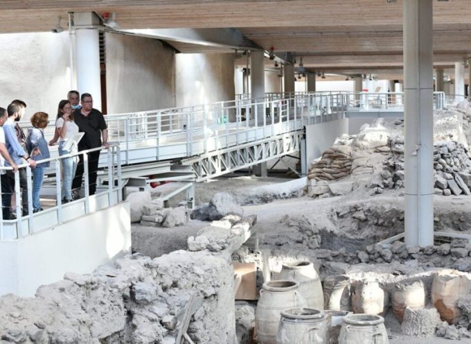 Σαντορίνη: Τον προϊστορικό οικισμό του Ακρωτηρίου επισκέφθηκε ο Δ. Κουτσούμπας