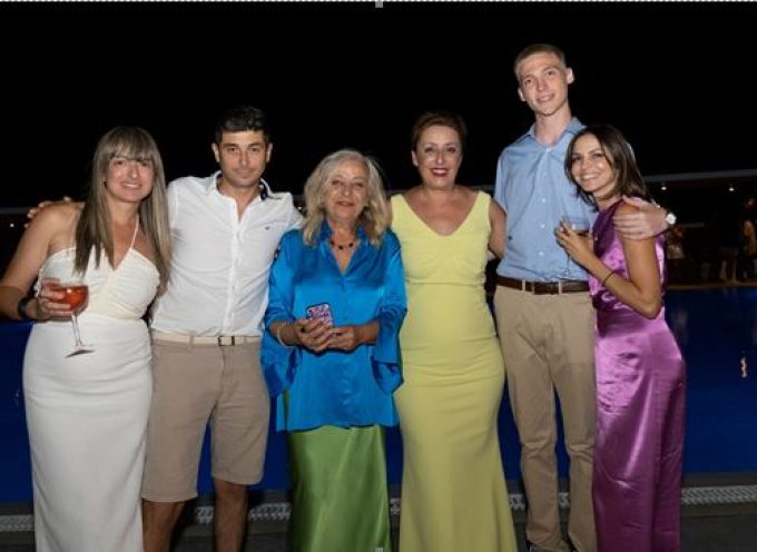 «Τα 50 χρόνια λειτουργίας γιόρτασε ο ξενοδοχειακός Όμιλος Γ&Ε Καραμολέγκος στη Σαντορίνη σε μια λαμπερή βραδιά»