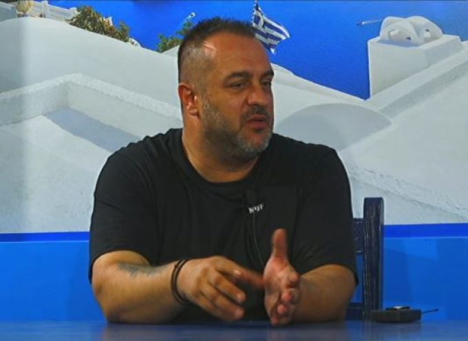 Ο πατέρας του μικρού Ισίδωρου στο κανάλι της Σαντορίνης