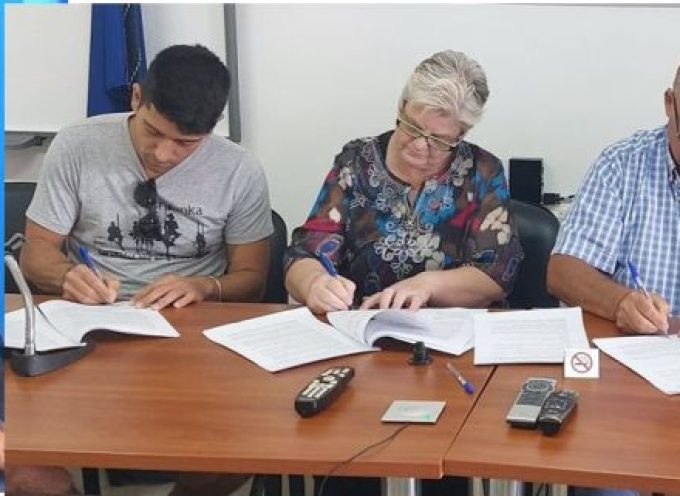 Γ. Βρούτσης: «Η Σαντορίνη ανοίγει και δείχνει το δρόμο με την υπογραφή της πρώτης Tοπικής Κλαδικής Συλλογικής Σύμβασης Εργασίας στην Ελλάδα!»