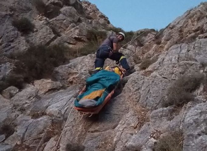 Διάσωση δύο τραυματιών από τον Προφήτη Ηλία από Πυροσβέστες και εθελοντές διασώστες