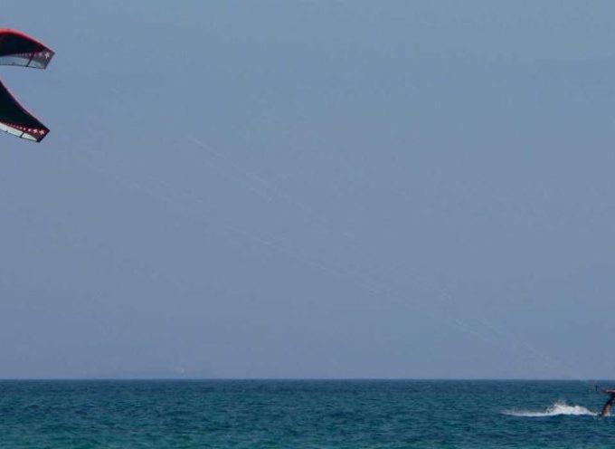 Περιπέτεια για 42χρονο χειριστή kite surf – Επιχείρηση από το Λιμεναρχείο Θήρας, βρέθηκε στην Άνυδρο