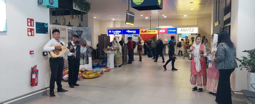Ο Εμποροεπαγγελματικός Σύλλογος Θήρας υποδέχθηκε στο Αεροδρόμιο την πρώτη πτήση από το εξωτερικό. (βίντεο)