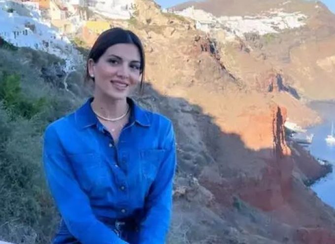 Σταματίνα Τσιμτσιλή: Οικογενειακή απόδραση στη Σαντορίνη για την Πρωτομαγιά – Φωτογραφίες