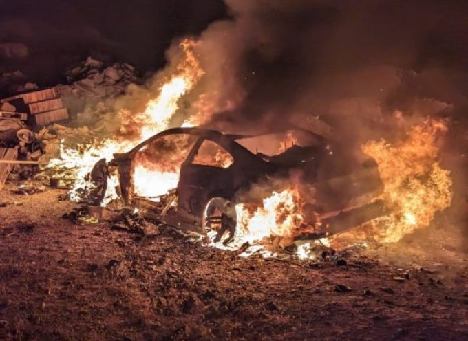 Σαντορίνη: Φωτιά κατέστρεψε ολοσχερώς εγκαταλελειμμένο αυτοκίνητο στο Βουρβούλο