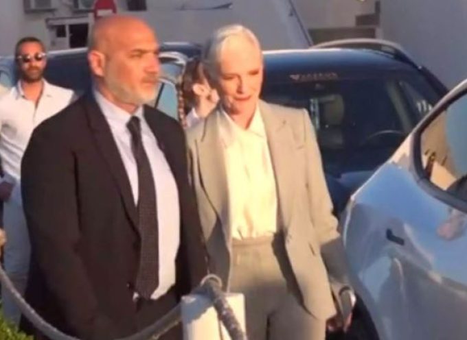 Με 8 μπράβους και αλεξίσφαιρο αυτοκίνητο η μητέρα του Έλον Μασκ στο συνέδριο για τον τουρισμό Πολυτελείας στη Σαντορίνη