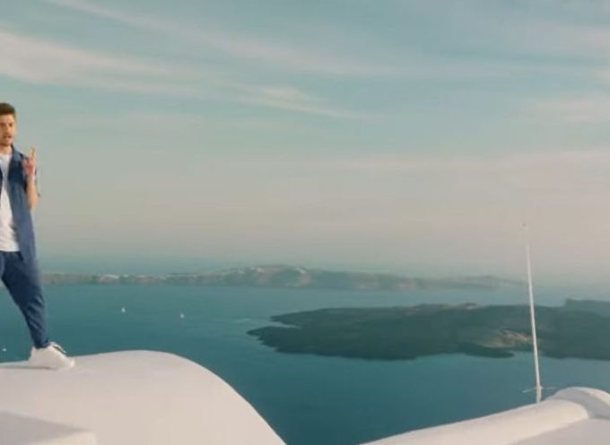 Ο Μάκης Μπερδές δίνει το ρομαντικό μουσικό σύνθημα του φετινού καλοκαιριού μέσα από το νέο του single «Μαζί Αγκαλιά» και μας ταξιδεύει στη Σαντορίνη