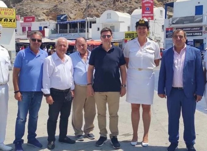 Το νησί της Σαντορίνης επισκέφθηκε ο Υπουργός Ναυτιλίας Μ. Βαρβιτσιώτης για θέματα που αφορούν το Λιμεναρχείο και τις υποδομές του Αθηνιού.