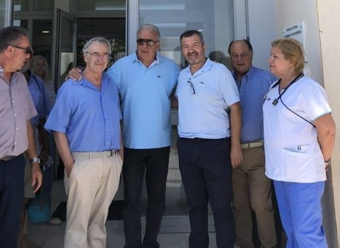 Ο τ.Υπουργός κος Αβραμόπουλος επισκέφθηκε το Νοσοκομείο Σαντορίνης σήμερα το πρωί.