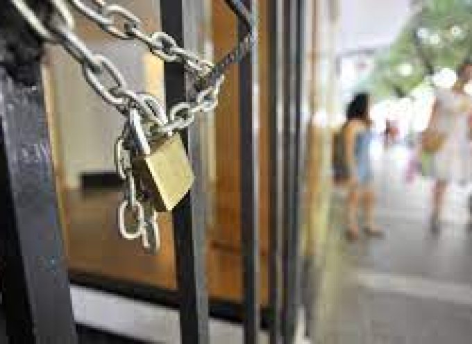 Μπαράζ ελέγχων σε καταστήματα εστίασης σε Μύκονο, Σαντορίνη