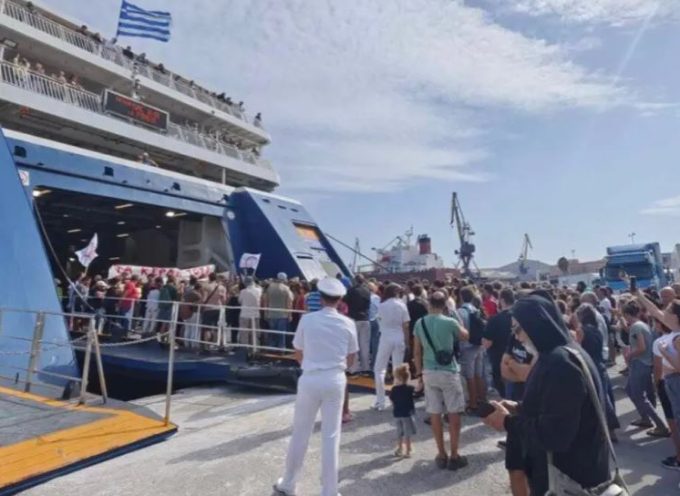 Την έντονη διαμαρτυρία τους, εξέφρασαν δεκάδες πολίτες στο λιμάνι της Σύρου, έξω ακριβώς από τον καταπέλτη εισόδου, του οχηματαγωγού επιβατηγού πλοίου Blue Star Paros,