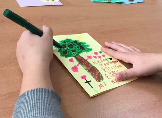 Οι μαθητές του ΕΕΕΕΚ Θήρας ετοίμασαν με πολλή αγάπη ευχετήριες κάρτες με σκοπό να δωθούν στους νοσηλευόμενους του νοσοκομείου μας