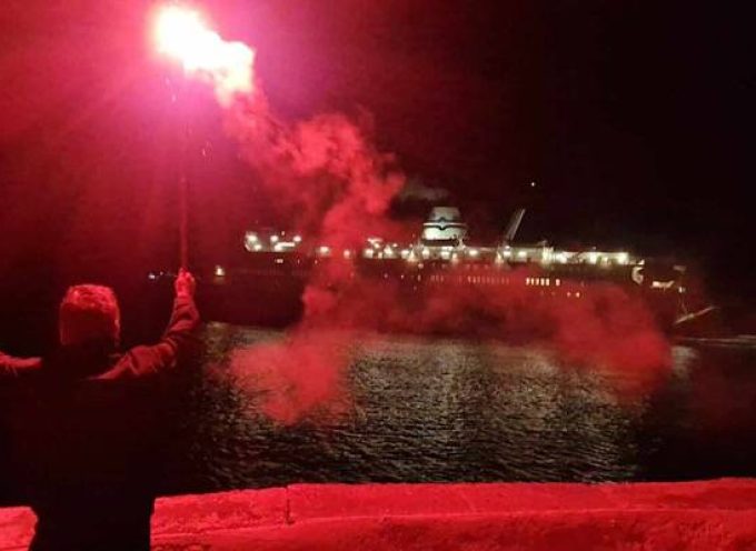 Ένας θερμός αποχαιρετισμός στο «Άνεμος» στη Σίφνο λίγο πριν Σαλπάρει για το Β. Αιγαίο