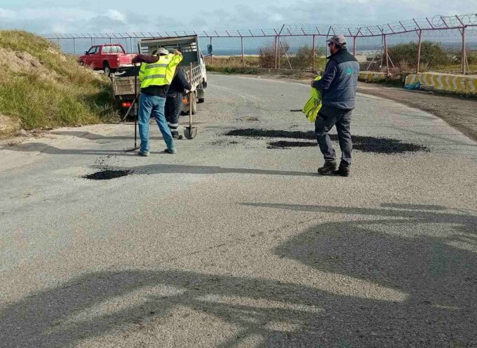 Συνεργεία της ΔΕΥΑΘ και του Δήμου Θήρας κλείνουν τρύπες στο οδικό δίκτυο.