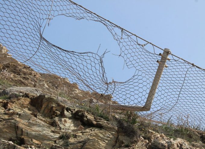 Δήμος Θήρας: Ξεκίνησε η συντήρηση των πλεγμάτων στα πρανή του Αθηνιού.