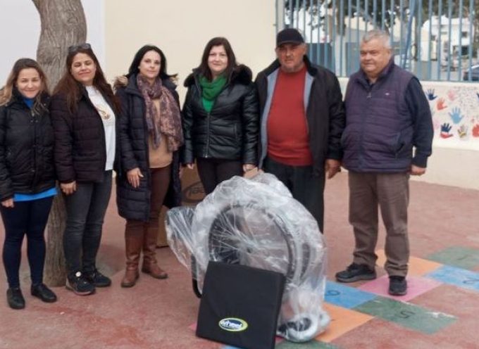 Ένα ολοκαίνουργιο αναπηρικό αμαξίδιο παραδόθηκε σήμερα 01/03/2024 στο Πτωχοκομείο Θήρας.Μαθητές,εκπαιδευτικοί και εκπρόσωποι του Συλλόγου Γονέων και Κηδεμόνων του Δημοτικού Σχολείου Εμπορείου