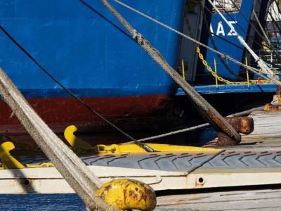 Δένουν κάβους τα πλοία της ακτοπλοΐας την 1η Μαΐου – Συμμετέχει η ΠΝΟ στην απεργία της ΓΣΕΕ