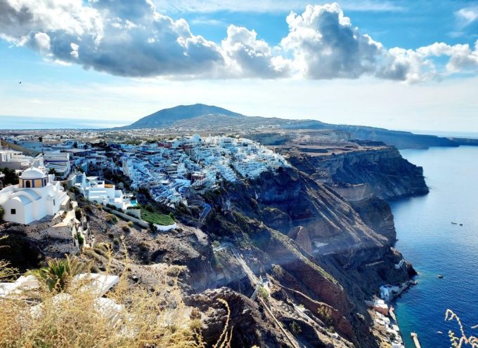 Σωματείο Τουριστικών Γραφείων και Λεωφορείων Σαντορίνης: Ο υπερτουρισμός ούτε πνίγει  ούτε “κατατρώει” τη Σαντορίνη