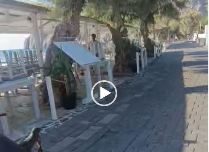 Έκλεισαν όλα τα καταστήματα στον πεζόδρομο Καμαρίου-μάζεψαν και τα τραπεζοκαθίσματά τους.