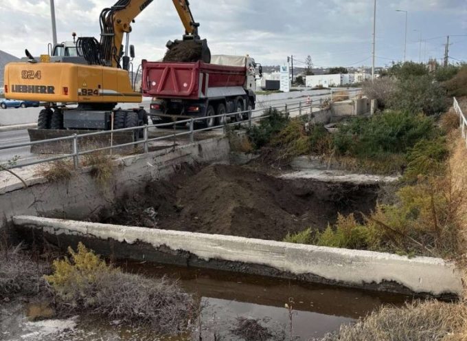 Δήμος Θήρας: καθαρισμοί με τον απαραίτητο εξοπλισμό, των λεκανών απορροής ομβρίων υδάτων και των σχαρών από φερτά υλικά.