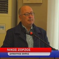 ΠΑΡΕΜΒΑΣΗ ΔΗΜΑΡΧΟΥ ΘΗΡΑΣ ΚΑΙ ΑΠΑΝΤΗΣΗ ΣΤΟ ΘΕΜΑ ΤΗΣ ΤΟΠΟΘΕΤΗΣΗΣ ΤΩΝ ΚΙΓΚΛΙΔΩΜΑΤΩΝ ΣΤΟ ΠΕΖΟΔΡΟΜΙΟ ΦΗΡΩΝ ΠΥΡΓΟΥ