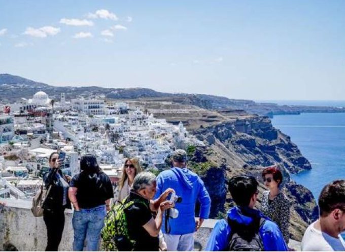Σαντορίνη & Μύκονος: Υποχώρηση τιμών και υστέρηση στις νέες κρατήσεις