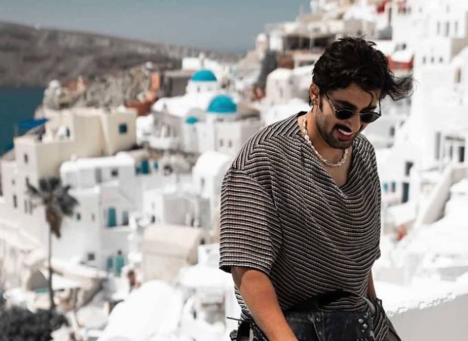 Bollywood στη Σαντορίνη: Ο Mridul Madhok, ο influencer που (ίσως) διόρισε η Υπουργός Τουρισμού