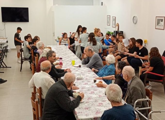 Όλοι μαζί εμείς θα φτιάξουμε έναν κόσμο απο αγάπη και ελπίδα…” , τραγούδησαν μαθητές και μαθήτριες του Γυμνασίου Μεσαριάς που επισκέφθηκαν το Πτωχοκομείο