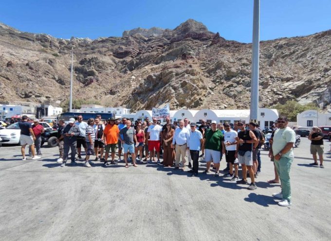Σε κινητοποίηση προχώρησαν σήμερα επαγγελματίες του κλάδου των συνεργείων, φανοποιείων και ενοικιαζόμενων οχημάτων στη Σαντορίνη χωρίς να εμποδίσουν την λειτουργία του Αθηνιού.