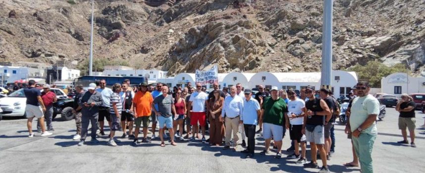 Σε κινητοποίηση προχώρησαν σήμερα επαγγελματίες του κλάδου των συνεργείων, φανοποιείων και ενοικιαζόμενων οχημάτων στη Σαντορίνη χωρίς να εμποδίσουν την λειτουργία του Αθηνιού.