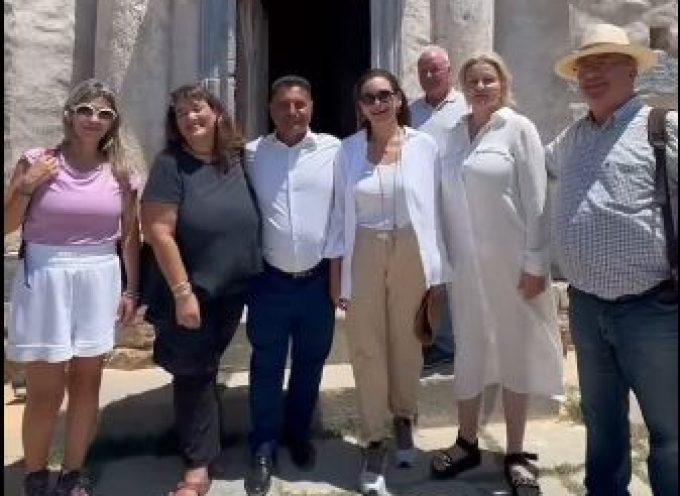 Στην Σίκινο η Υπουργός Τουρισμού, συνοδεύεται από τον Δήμαρχο Θήρας και τον Πρόεδρο της Ένωσης Ξενοδόχων κ. Παγώνη.