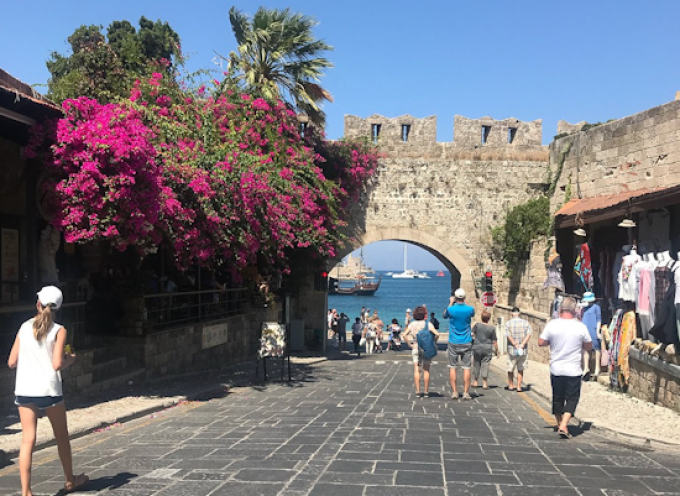 Απόστολος Ασπράκης | Υποδοχή με φιλέματα στους Ισραηλινούς τουρίστες τη Δευτέρα στη Ρόδο